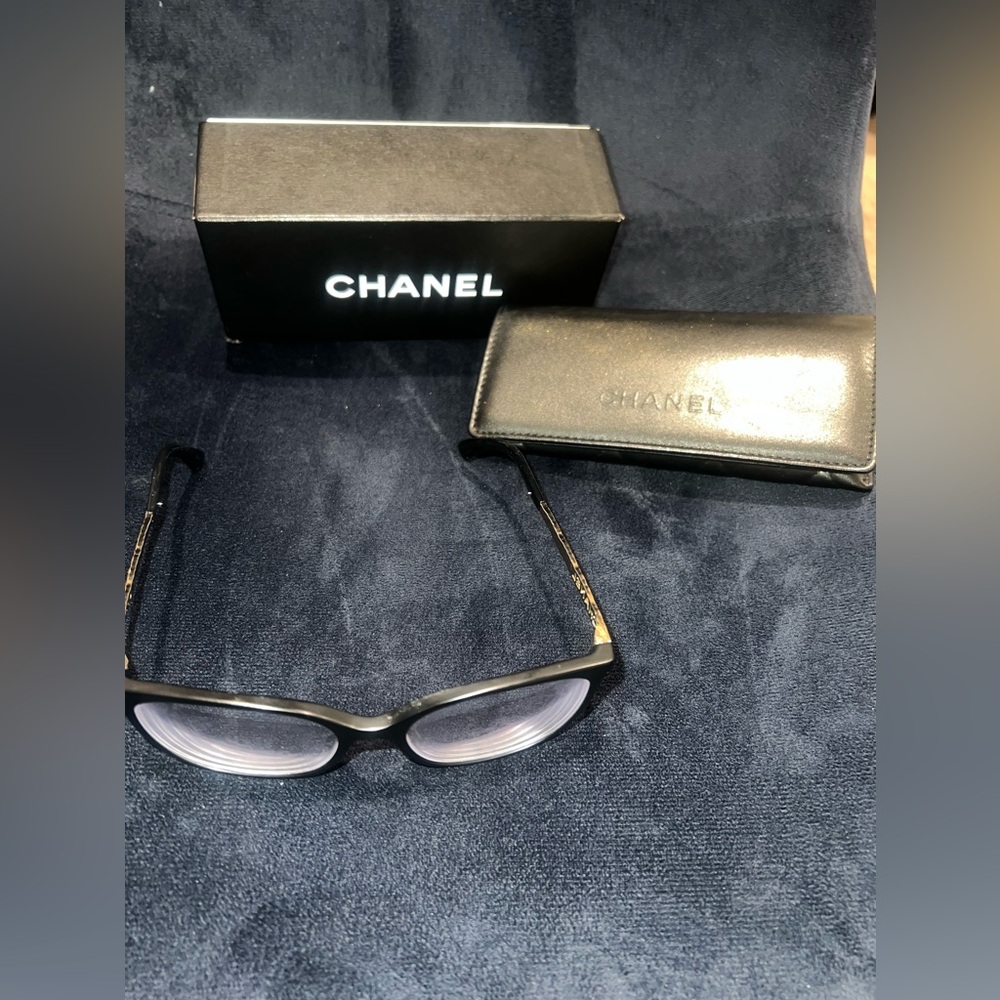 Chanel cat eye
Glasses style #3410
Please read description 🤗